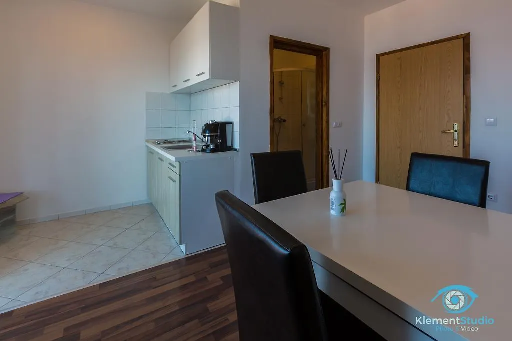 Apartments Villa Lili Цриквеница