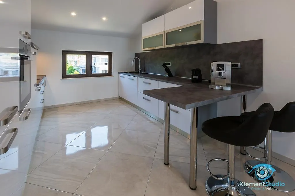 Apartments Villa Lili Цриквеница